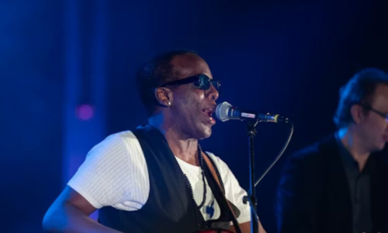 What Is the CDiPhone? The Fun Idea Music Lovers Are Talking About